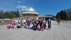 Dzieci pozują na tle Planetarium Śląskiego. Wycieczka klasowa