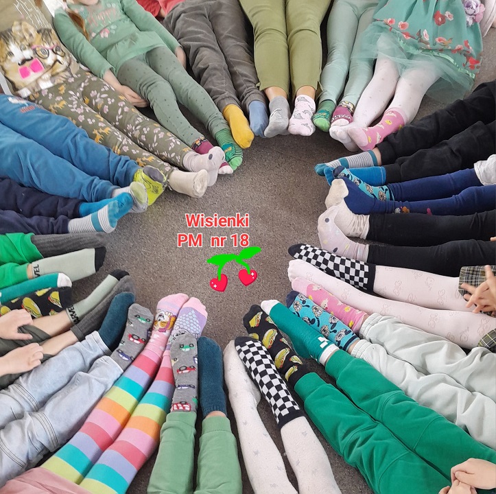 na zdjęciu widać nogi dzieci w kolorowych skarperkach