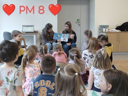 Dzieci czytają książki w przedszkolu, akcja czytania przedszkolakom