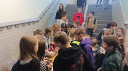 Dzień mufinki w szkole, uczniowie gromadzą się przy stoisku z babeczkami