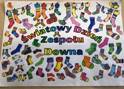 plakat  ze skarpetkami kolorowymi z okazji światowego dnia zespołu downa