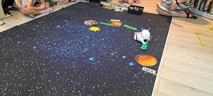na zdjęciu jest mapa nieba widziana wieczorem, po mapie jeżdzi zaproponowany robot do kodowania