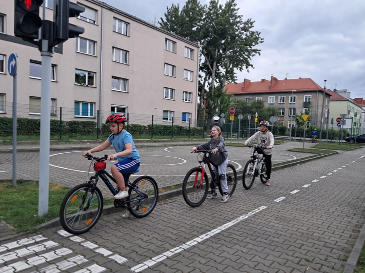 Uczniowie na rowerach, w trakcie zdawania egzaminu na kartę rowerową