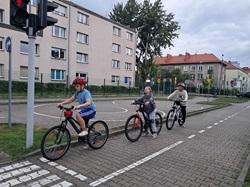 Uczniowie na rowerach, w trakcie zdawania egzaminu na kartę rowerową