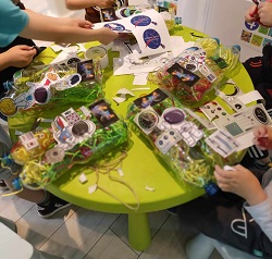na zdjęciu na stoliku leżą plastikowe butelki, z których dzieci robią ekozabawki - plecaki kosmiczne