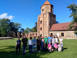 uczniowie pozują na tle zamku w Toszku