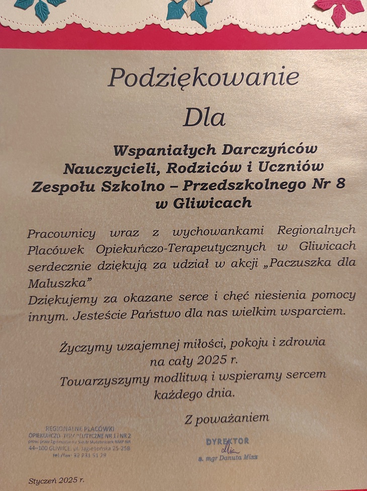 Na zdjęciu znajduje się dyplom z podziękowaniem skierowanym do nauczycieli, rodziców oraz uczniów Zespołu Szkolno-Przedszkolnego Nr 8 w Gliwicach. Treść podziękowania dotyczy udziału w akcji „Paczuszka dla Maluszka”, zorganizowanej przez Regionalne Placówki Opiekuńczo-Terapeutyczne w Gliwicach.