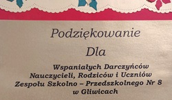 Na zdjęciu znajduje się dyplom z podziękowaniem skierowanym do nauczycieli, rodziców oraz uczniów Zespołu Szkolno-Przedszkolnego Nr 8 w Gliwicach. Treść podziękowania dotyczy udziału w akcji „Paczuszka dla Maluszka”, zorganizowanej przez Regionalne Placówki Opiekuńczo-Terapeutyczne w Gliwicach.