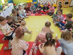 Grupa Iskierek podczas zajęć z literą E