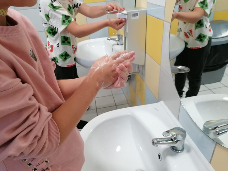 Dziecko myjące ręce