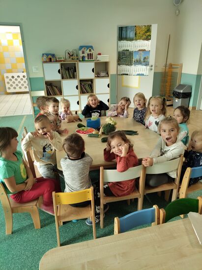 Dzieci z grupy Gwiazdki przy stolikach podczas zajęć