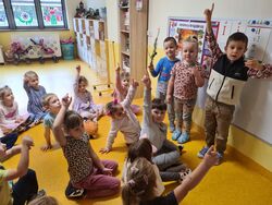 Dzieci z grupy Bąbelki układają literę A z kasztanów