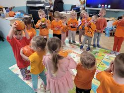 Dzieci z grupy Słoneczka z dyniami