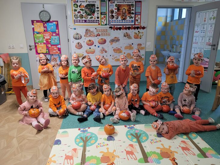 Grupowe zdjęcie Słoneczek podczas Dnia Dyni