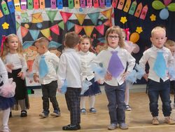 Tańczące dzieci z grupy Gwiazdki