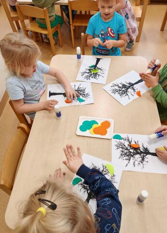 dzieci malujące drzewa
