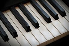 dzieci siedzące na występie muzyków