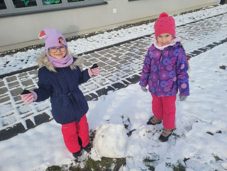 Paulinka i Rebeka lepiące bałwana 