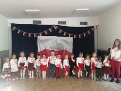 Dzieci z grupy Gwiazdki podczas występu z okazji 11 listopada