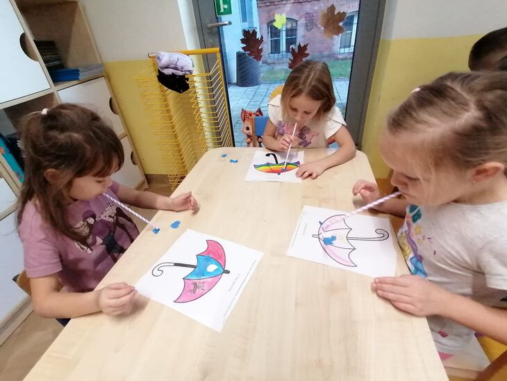 Dzieci z.grupy Kropelki wykonujące ćwiczenia oddechowe