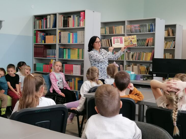 Pani z biblioteki czytająca Kropelkom