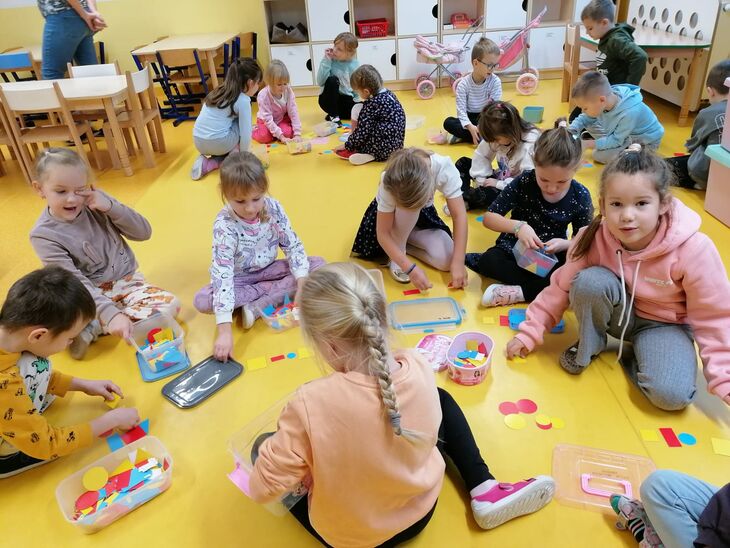 Grupa Kropelek układająca mandale