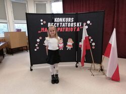 Zuzia  grupy Kropelki na konkursie recytatorskim