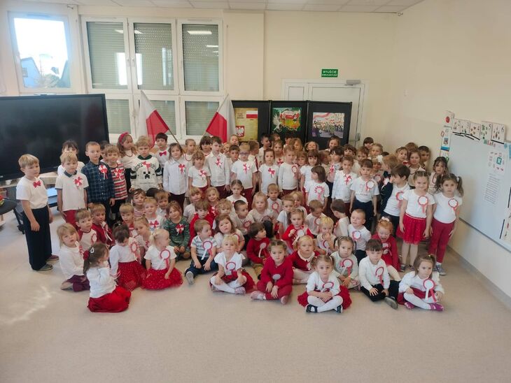 dzieci ubrane elegancko z barwami biało czerwonymi