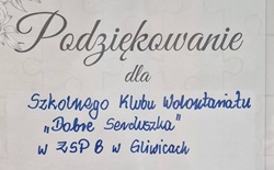 Na zdjęciu widoczne jest podziękowanie skierowane do Szkolnego Klubu Wolontariatu „Dobre Serduszka” w ZSP 8 w Gliwicach.  Treść podziękowania została umieszczona na jasnym tle z delikatnym, dekoracyjnym motywem kwiatowym w narożnikach. Napis „Podziękowanie” znajduje się u góry w eleganckiej, ozdobnej czcionce, natomiast dalsza część tekstu jest zapisana prostszym krojem pisma. Fragment dotyczący nazwy klubu wolontariatu został zapisany odręcznym, niebieskim pismem.  W centralnej części widnieje tekst wyrażający wdzięczność za wsparcie, życzliwość i pomoc, podpisany jako „Rodzice Weroniki”.