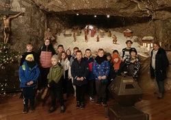 Uczniowie stoją pod ziemią w kopalni soli w Bochni