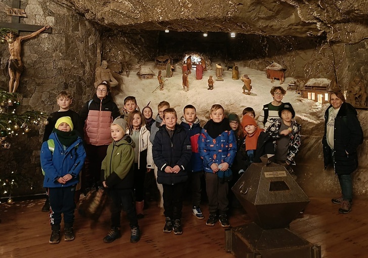 Uczniowie stoją pod ziemią w kopalni soli w Bochni