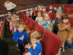 Dzieci z grupy Słoneczka na widowni