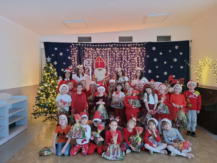 Zdjęcie grupowe dzieci z grupy Kropelki z Mikołajem