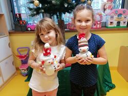 Dziewczynki z grupy Kropelki z bałwankami