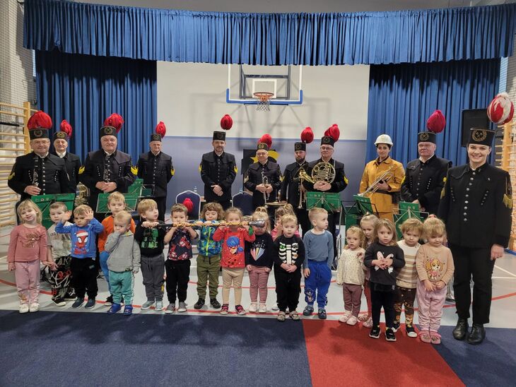 Orkiestrą Górnicza na sali gimnastycznej 