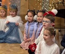 Dzieci z grupy Bąbelki na występie świątecznym