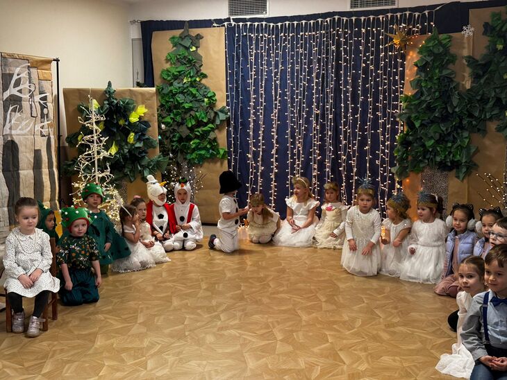 Dzieci z grupy Bąbelki podczas świątecznego występu