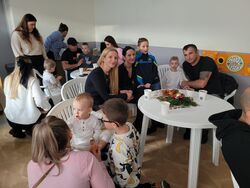 Rodzice i dzieci z grupy Słoneczek na poczęstunku