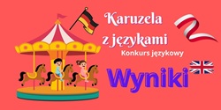 Plakat przedstawia kolorową, wesołą grafikę na różowym tle, promującą konkurs językowy „Karuzela z językami”.  Elementy plakatu:  🎠 Centralna ilustracja: Po lewej stronie znajduje się rysunkowa karuzela z konikami. Na dwóch z nich siedzą uśmiechnięte dzieci. Nad karuzelą powiewa flaga Niemiec, co nawiązuje do tematyki językowej konkursu.  🖋️ Teksty na plakacie:  „Karuzela z językami” – duży, dekoracyjny napis w białym kolorze, umieszczony w górnej części.  „Konkurs językowy” – mniejszy napis pod tytułem.  „Wyniki” – wyróżnione dużą, fioletową czcionką po prawej stronie, obok której widoczna jest flaga Wielkiej Brytanii.
