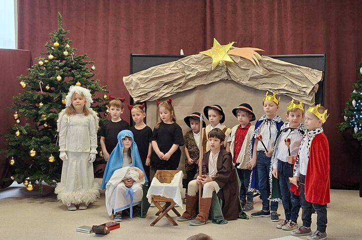 w tle szopka, z przodu przebrane dzieci - jasełka