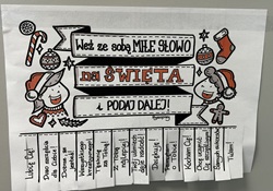 Na zdjęciu widać świąteczną kartę z napisem „Weź ze sobą miłe słowo na Święta i podaj dalej!”. Kartka jest kolorowo ozdobiona motywami bożonarodzeniowymi i zawiera odrywane paski z życzliwymi hasłami.