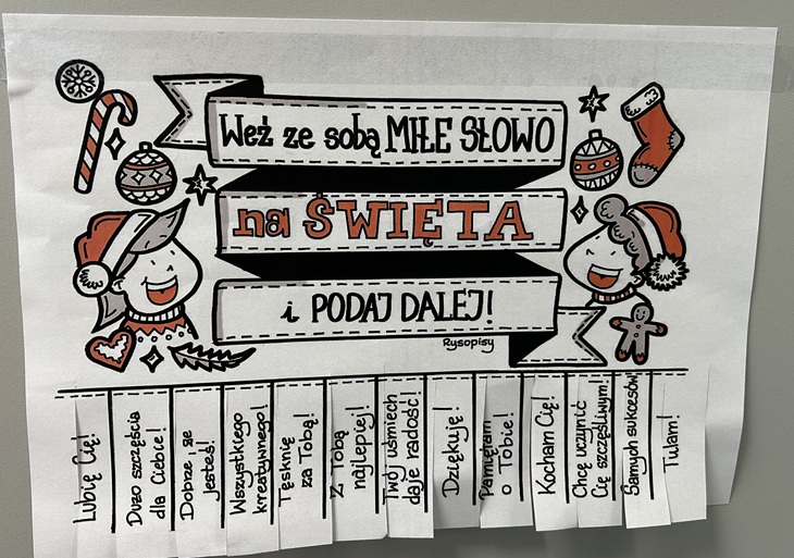 Na zdjęciu widać świąteczną kartę z napisem „Weź ze sobą miłe słowo na Święta i podaj dalej!”. Kartka jest kolorowo ozdobiona motywami bożonarodzeniowymi i zawiera odrywane paski z życzliwymi hasłami.