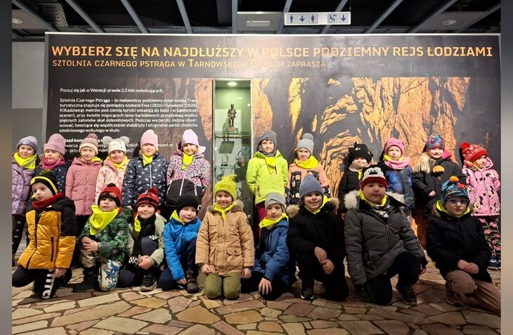 uśmiechnięte dzieci w kopalni srebra