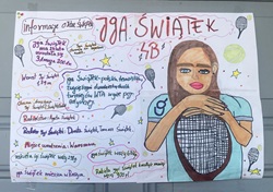 Na plakacie znajduje się praca poświęcona Idze Świątek, przygotowana przez klasę 4B z okazji Dnia Sportowca. 🎾  Plakat zawiera:  Rysunek Igi Świątek z rakietą tenisową 🎨  Tytuł: "IGA ŚWIĄTEK 4B"  Liczne informacje o sportowczyni, m.in.:  Data urodzenia: 3 maja 2001 r.  Wzrost: 1,76 m  Waga: 65 kg  Miejsce urodzenia: Warszawa  Obecnie: druga w rankingu WTA (informacja może być nieaktualna, ale jest zgodna z wiedzą uczniów)  Rodzice: Dorota i Tomasz Świątek  Siostra: Agata Świątek  Miejsce zamieszkania: Raszyn  Cena rakiety: ponad 900 zł  Waga rakiety: 238 g