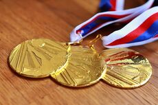medal złoty ze wstążką