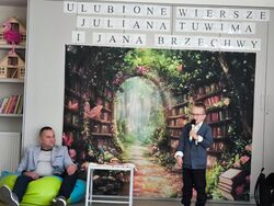 Rodzic wraz z dzieckiem recytuje wiersz