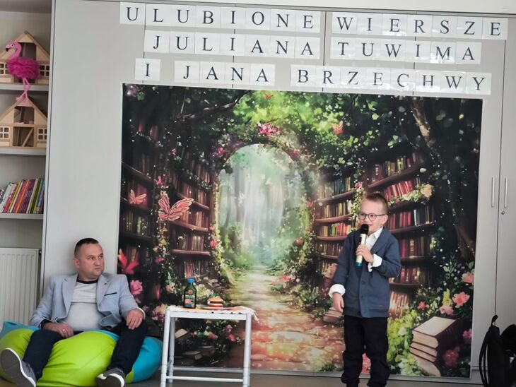 Rodzic wraz z dzieckiem recytuje wiersz