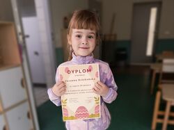 Dziewczynka prezentuje dyplom