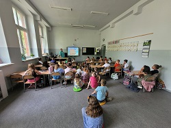 W sali lekcyjnej uczniowie słuchaj a wykładu o bezpiecznych wakacjach