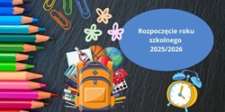 Na obrazku widnieje kolorowa grafika związana z rozpoczęciem roku szkolnego.  Widać na nim:  po lewej stronie kredki, spinacze i papierowe kwiatki,  w centralnej części plecak z przyborami szkolnymi (zeszyty, pędzle, piłka, linijka itp.),  po prawej stronie żółto-niebieski budzik,  na niebieskim tle znajduje się napis: „Rozpoczęcie roku szkolnego 2025/2026”.